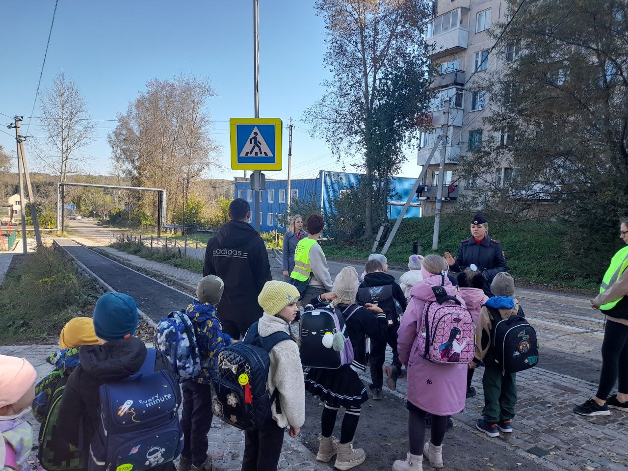 Госавтоинспекция по Томскому району и Родительский патруль прошли с первоклассниками по безопасному маршруту «дом–школа–дом».